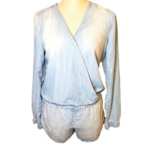 CLOTH & STONE | Women's light wash denim blue long sleeve romper. Size XS.